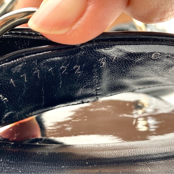 LIKE NEW Gucci Sand Pelle S Cuoio Vitello Vernice Soft Nero Sandals, 37 / 7 - Picture 10 of 16